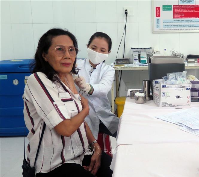 Tiêm vaccine phòng COVID-19 cho người cao tuổi. Ảnh: TTXVN.