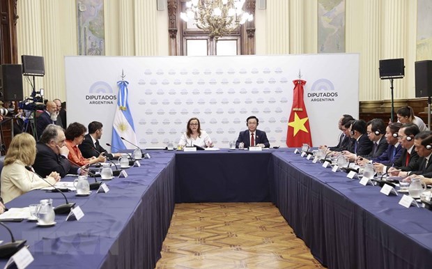 Chủ tịch Quốc hội Vương Đình Huệ hội đàm với Chủ tịch Hạ viện Cộng hòa Argentina Cecilia Moreau. (Ảnh: Doãn Tấn/TTXVN)