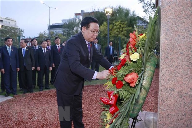 Chủ tịch Quốc hội Vương Đình Huệ đặt vòng hoa tại Tượng đài Chủ tịch Hồ Chí Minh. (Ảnh: Doãn Tấn/TTXVN)