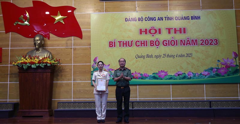 Đại tá Nguyễn Hữu Hợp, Giám đốc Công an tỉnh trao thưởng cho thí sinh đoạt giải A.