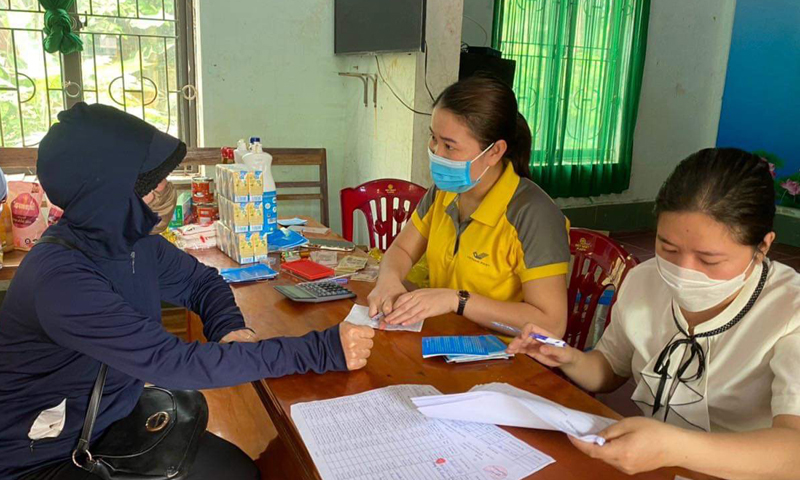  Việc chi trả trợ cấp người có công thông qua hệ thống bưu điện đã mang đến nhiều tiện ích.  