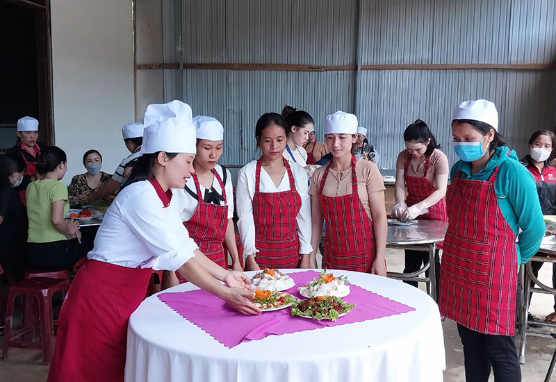  Lao động ở huyện Minh Hóa tích cực học nghề để tìm kiếm cơ hội tham gia xuất khẩu lao động.