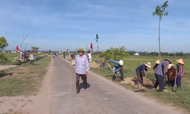 Nông dân Quảng Trạch tham gia trồng cây xanh trên các tuyến đường nông thôn mới.