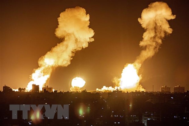 Khói lửa bốc lên sau vụ không kích của Israel xuống thành phố Khan Yunis, miền Nam Dải Gaza nhằm đáp trả các vụ phóng rocket vào lãnh thổ nhà nước Do Thái, ngày 7/4/2023. (Ảnh: AFP/TTXVN)