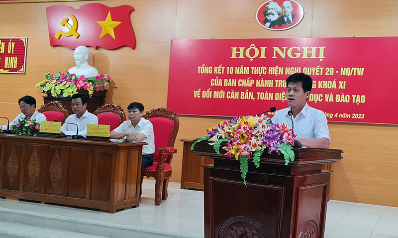 Đồng chí Trưởng ban Dân vận Tỉnh ủy Lê Văn Bảo phát biểu chỉ đạo tại hội nghị.