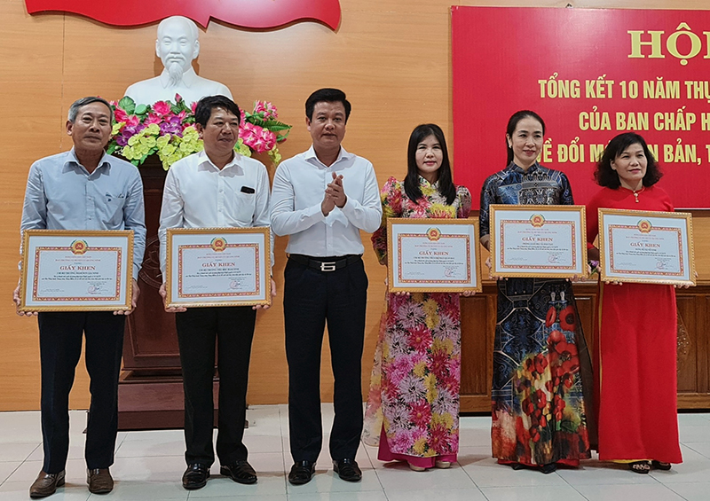 Đồng chí Bí thư Huyện uỷ Quảng Ninh Trần Quốc Tuấn trao giấy khen cho các tập thể có thành tích xuất sắc trong thực hiện NQ 29.