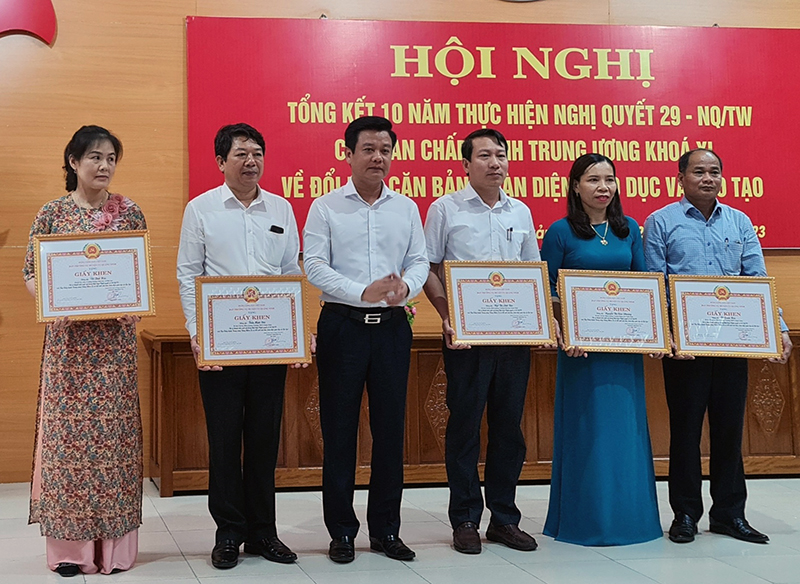 Đồng chí Bí thư Huyện uỷ Quảng Ninh Trần Quốc Tuấn trao giấy khen cho các cá nhân có thành tích xuất sắc trong thực hiện NQ 29.