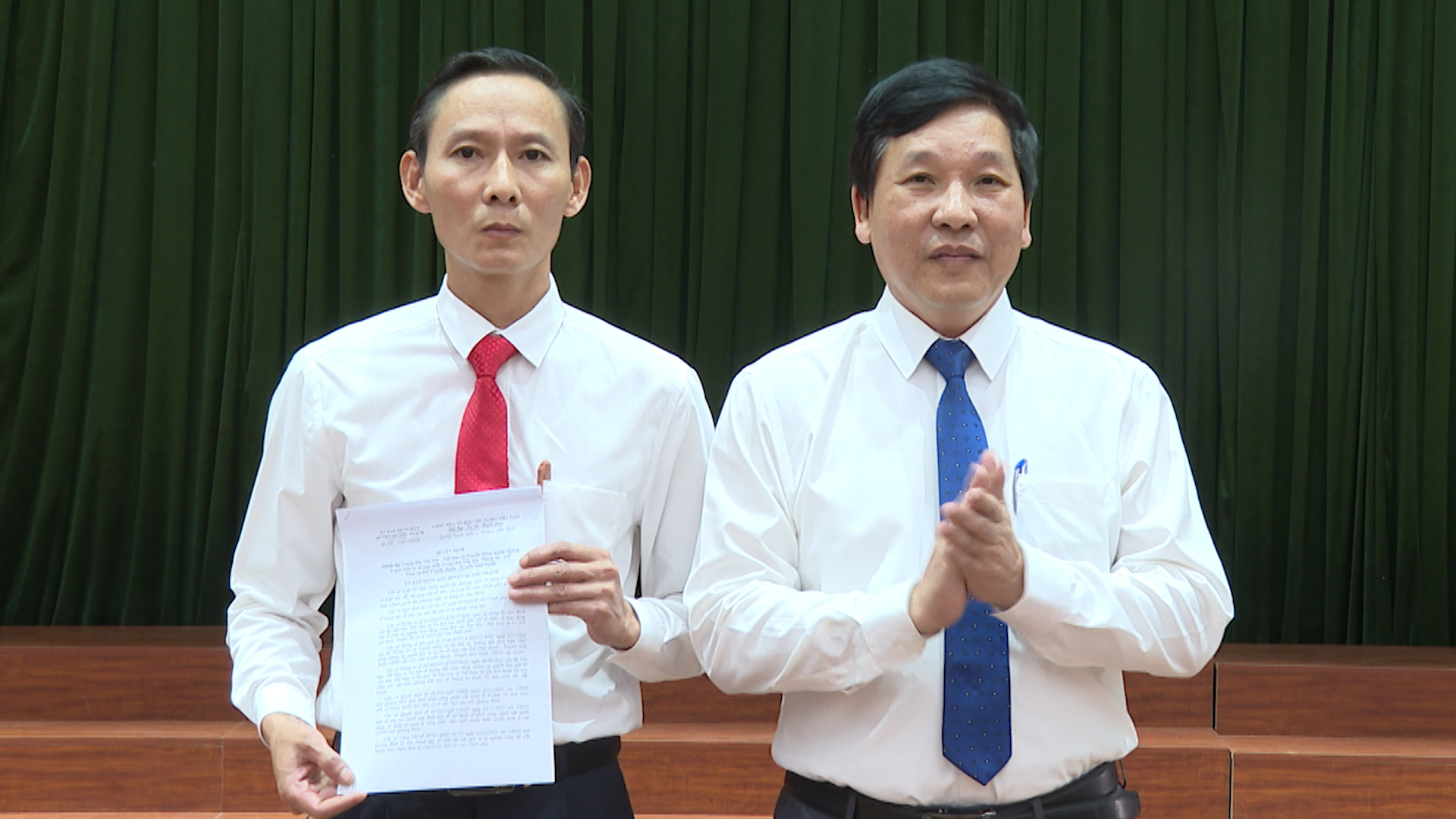 Lãnh đạo UBND huyện Quảng Trạch trao quyết định bổ nhiệm Giám đốc Trung tâm Văn hóa-Thể thao và Truyền thông huyện.
