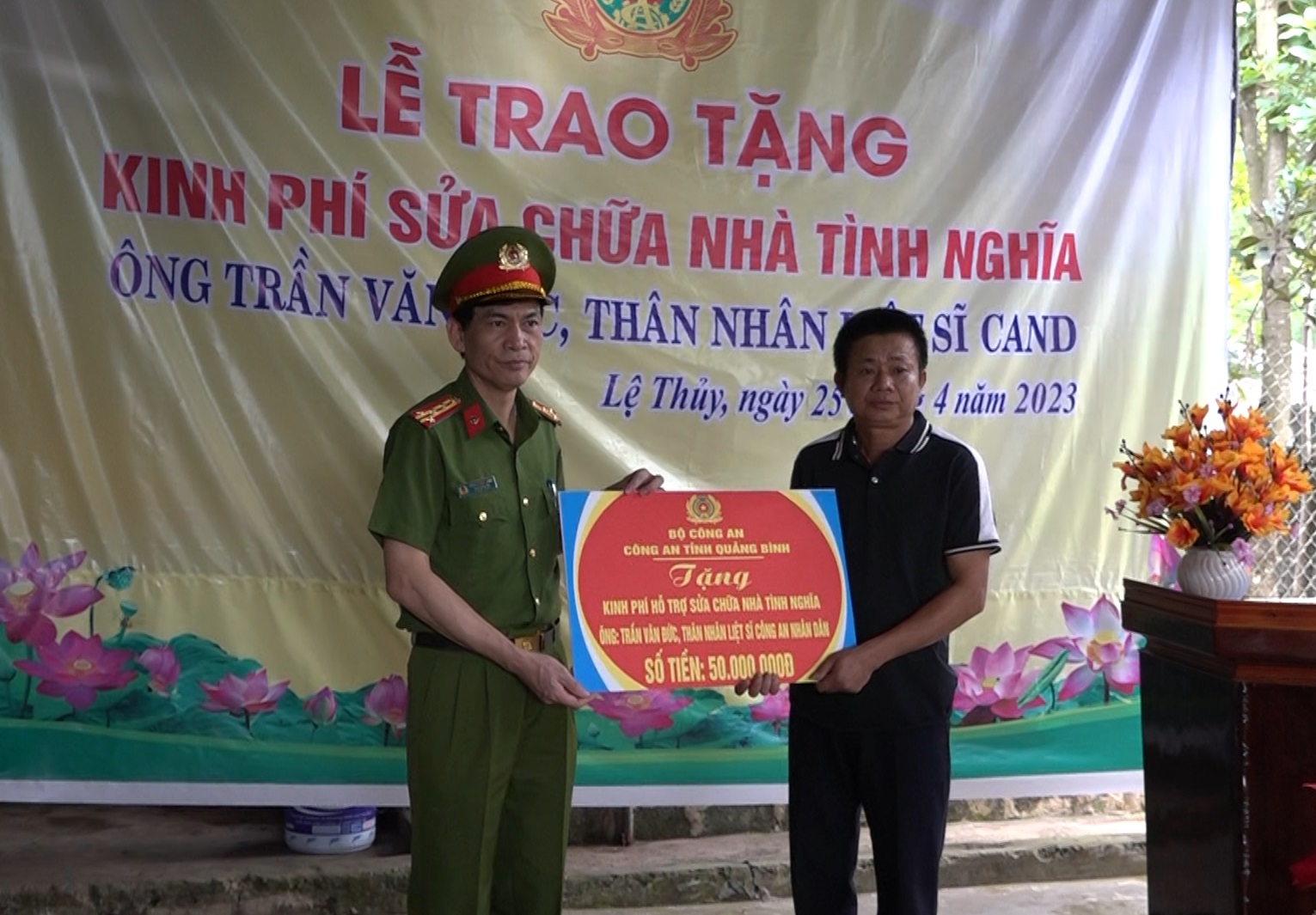 Đại tá Phan Đăng Tĩnh - Phó giám đốc Công an tỉnh trao kinh phí sửa chữa nhà tình nghĩa cho ông Trần Văn Đức.