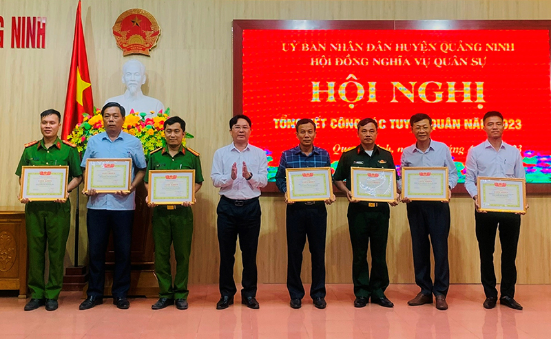 Lãnh đạo huyện Quảng Nnh trao tặng giấy khen cho các tập thể có thành tích xuất sắc trong công tác tuyển quân năm 2023. 