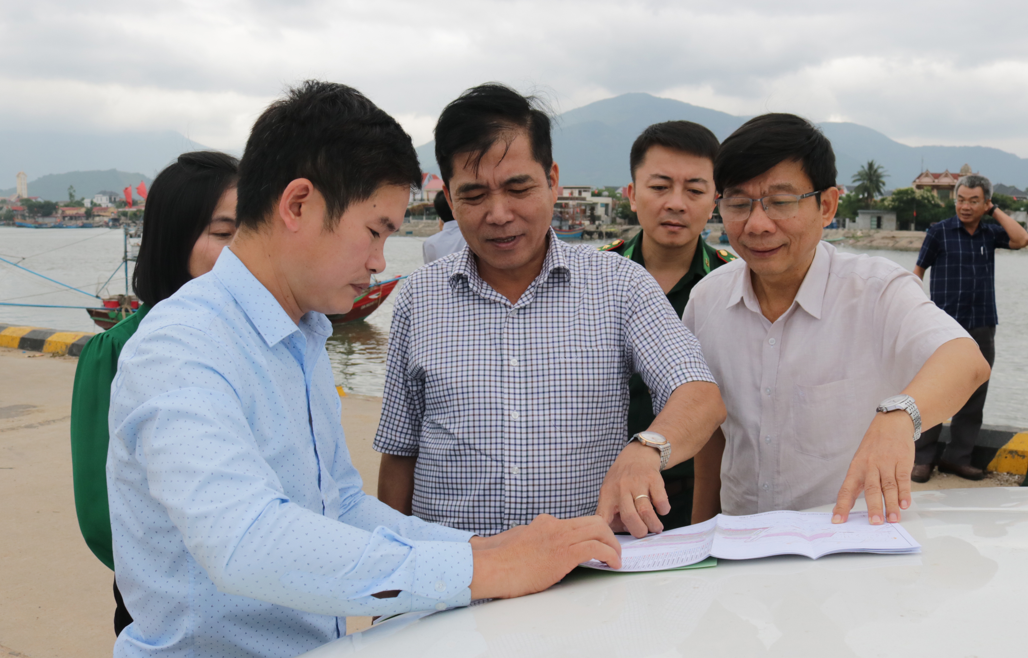 Đồng chí Phó Chủ tịch Thường trực UBND tỉnh Đoàn Ngọc Lâm đi kiểm tra cảng cá Ròon thuộc xã Cảnh Dương.