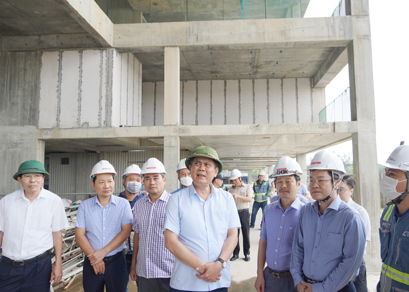 Đồng chí Chủ tịch UBND tỉnh Trần Thắng kiểm tra thực địa tại dự án Tổ hợp căn hộ du lịch nghỉ dưỡng Dolce Penisola Quảng Bình.