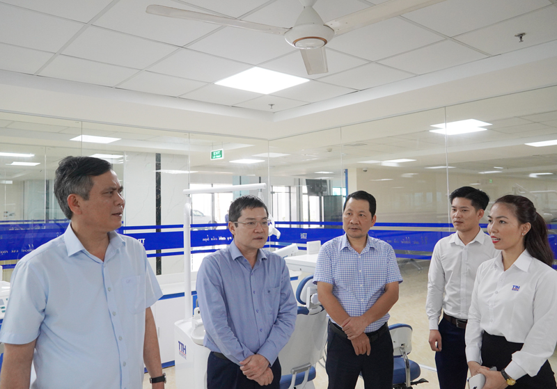 Đồng chí Chủ tịch UBND tỉnh Trần Thắng kiểm tra tiến độ thực hiện dự án Bệnh viện đa khoa TTH Quảng Bình.