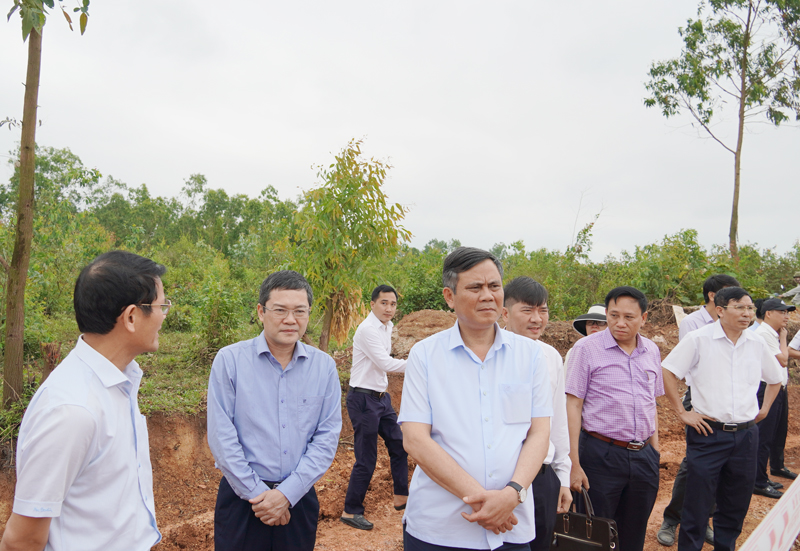 Đồng chí Chủ tịch UBND tỉnh Trần Thắng kiểm tra công tác triển khai thi công tuyến đường giao thông vào Khu công nghiệp Tây Bắc Quán Hàu.