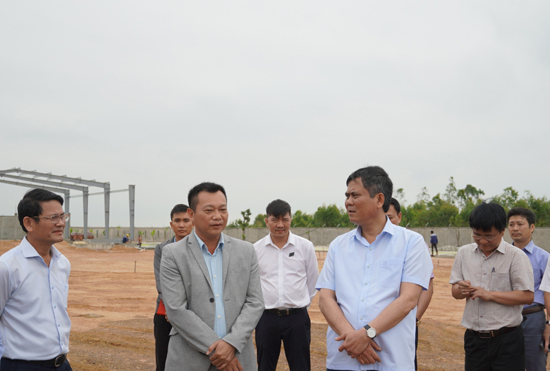 Đồng chí Chủ tịch UBND tỉnh Trần Thắng kiểm tra tiến độ xây lắp Nhà máy sản xuất viên nén gỗ của Công ty cổ phần Dũng Nguyệt Anh Quảng Bình tại Khu công nghiệp Tây Bắc Quán Hàu.