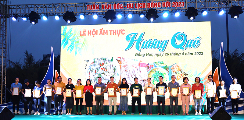 Đại diện lãnh đạo thành phố trao giấy chứng nhận tham gia lễ hội ẩm thực “Hương quê” cho các hộ kinh doanh.