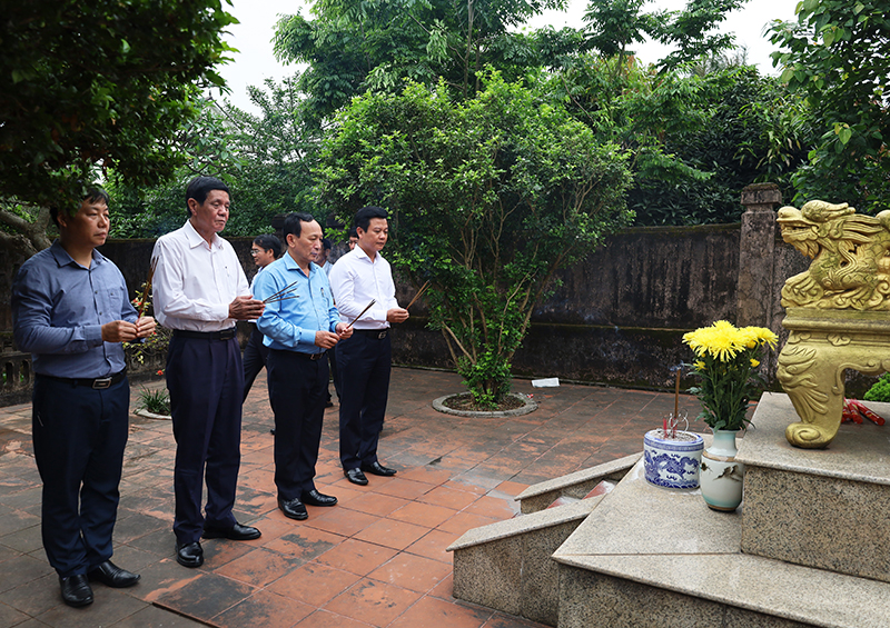 Đồng chí Bí thư Thường trực Tỉnh ủy Trần Hải Châu và các thành viên đoàn công tác dâng hương tại di tích lịch sử Quốc gia mộ và nhà thờ Hoàng Kế Viêm.