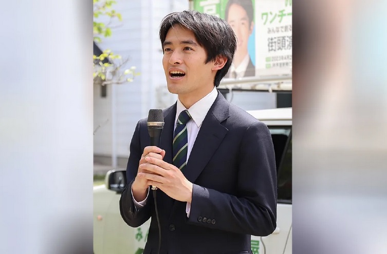Tân thị trưởng 26 tuổi Ryosuke Takashima của thành phố Ashiya, tỉnh Hyogo (Nhật Bản). Ảnh: CNN