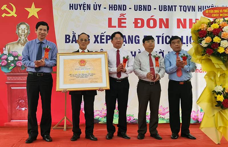 Đồng chí Phó Chủ tịch UBND tỉnh Hồ An Phong trao bằng công nhận xếp hạng Di tích lịch sử Quốc gia Mộ và Nhà thờ Hoàng Kế Viêm cho huyện Quảng Ninh.