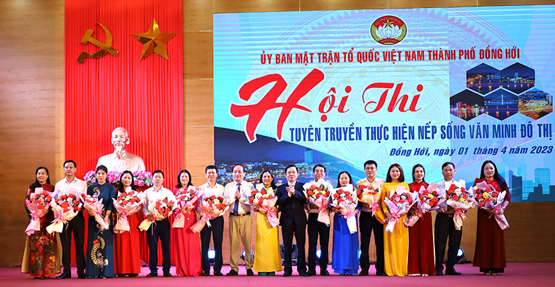 Phó Bí thư Thường trực Thành ủy Hoàng Đình Thắng và Chủ tịch Ủy ban MTTQVN thành phố Trần Thanh Sơn tặng hoa các đội dự thi.