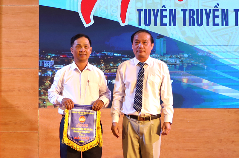 Chủ tịch Ủy ban MTTQVN thành phố Trần Thanh Sơn giải nhất cho đội xã Lộc Ninh.