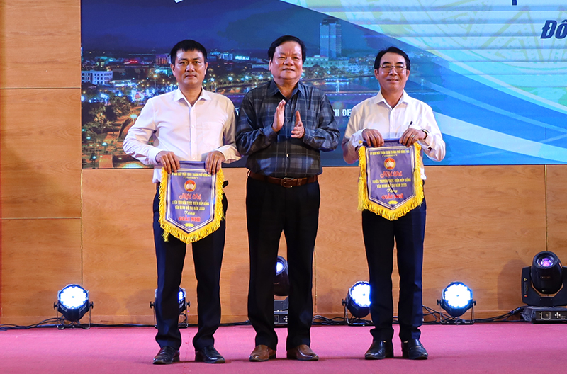 Ban Tổ chức trao giải nhì cho đội Đức Ninh và Quang Phú.