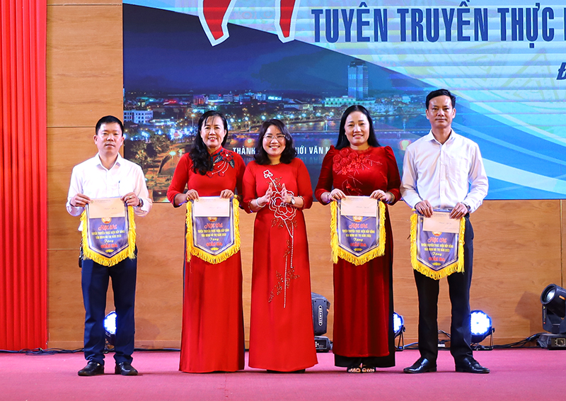 Đại diện lãnh đạo thành phố trao giải ba cho các đội Nam Lý, Bắc lý, Đồng Sơn và Bảo Ninh.