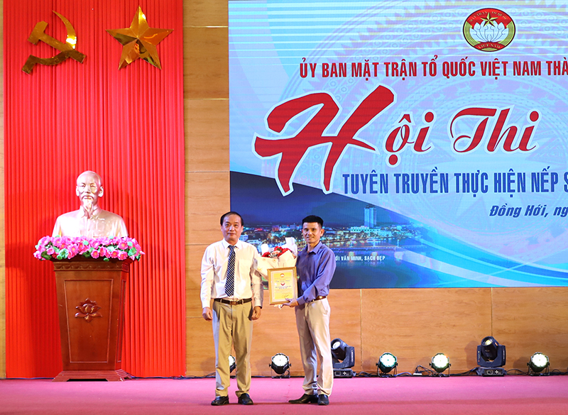 Chủ tịch Ủy ban MTTQVN thành phố Trần Thanh Sơn tặng hoa cho đơn vị tài trợ hội thi.