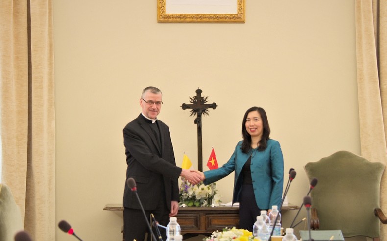 Thứ trưởng Ngoại giao Lê Thị Thu Hằng và Thứ trưởng Ngoại giao Tòa thánh Miroslaw Wachowski.
