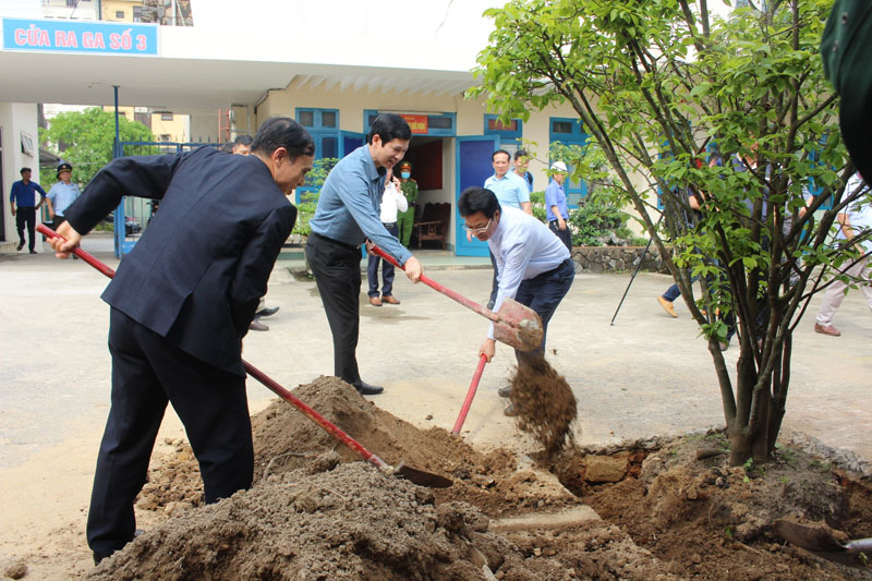 Đồng chí Phó Chủ tịch UBND tỉnh Hồ An Phong cùng các tổ chức, đoàn thể ra quân trồng hoa và cây xanh tại khu vực Ga Đồng Hới