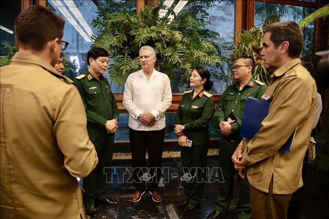 Chủ tịch Cuba trao đổi với các thành viên đoàn công tác Bộ Quốc phòng Việt Nam. Ảnh: TTXVN phát