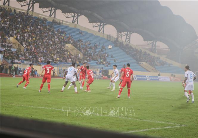 Pha tranh bóng giữa Câu lạc bộ Thép Xanh Nam Định và Câu lạc bộ Hải Phòng tại Cup Quốc gia năm 2023. 