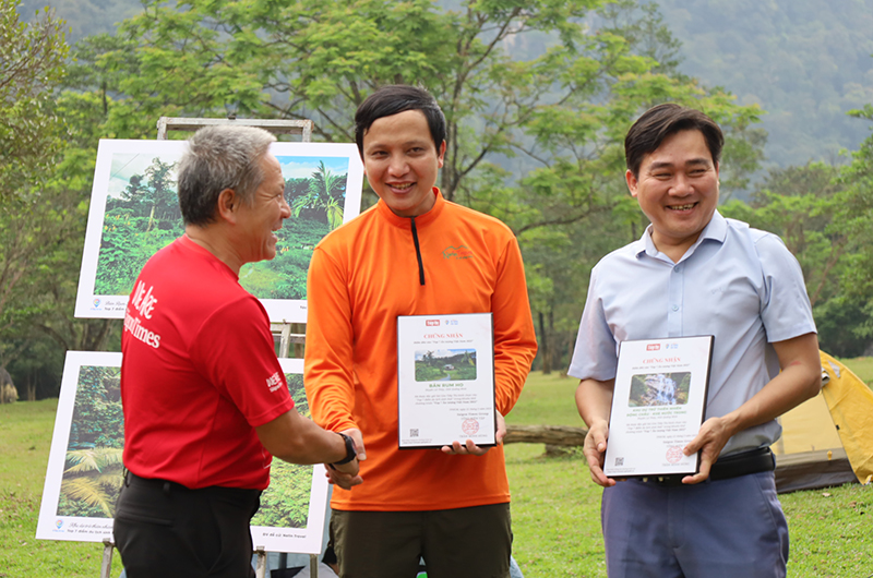 Ban tổ chức trao giấy chứng nhận cho đại diện các điểm đến đạt giải “Top 7 ấn tượng Việt Nam”. 