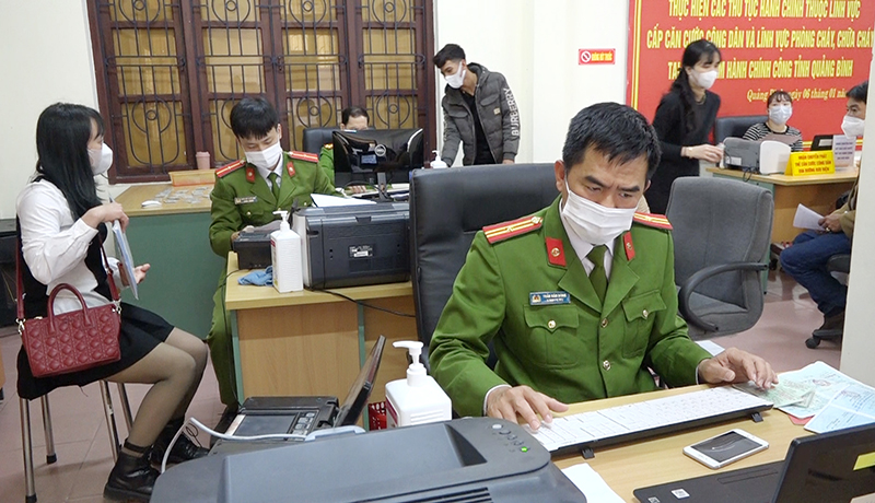 Lực lượng Công an phục vụ người dân tại Trung tâm hành chính công của tỉnh.