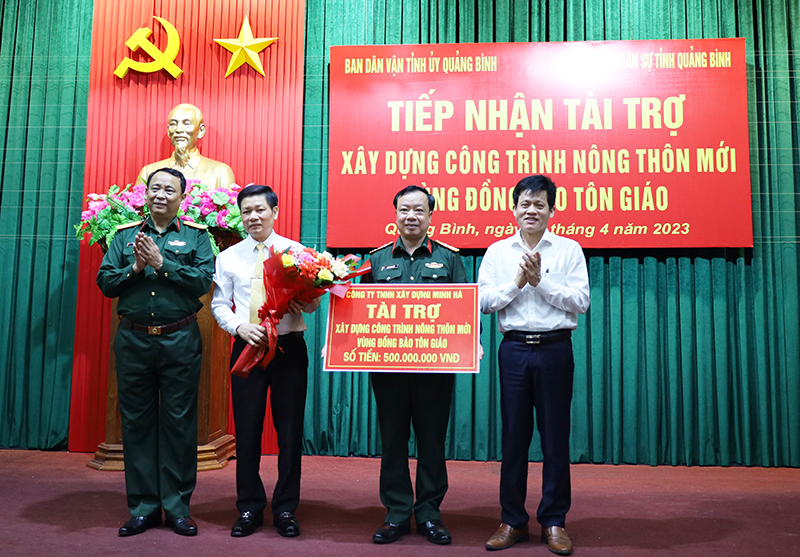 Đồng chí Trưởng ban Dân vận Tỉnh ủy Lê Văn Bảo và đại diện lãnh đạo Bộ CHQS tỉnh tiếp nhận số tiền ủng hộ từ đại diện Công ty TNHH Xây dựng Minh Hà.