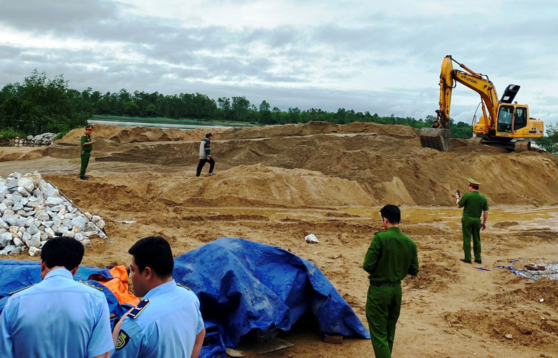 Lực lượng chức năng kiểm tra tại hiện trường bãi tập kết khoảng sản ở xã Văn Hóa, huyện Tuyên Hóa.