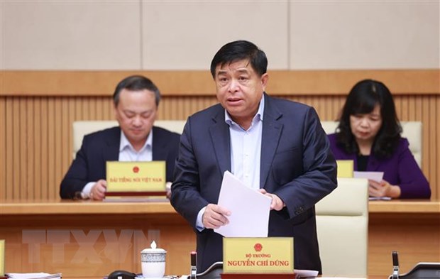 Bộ trưởng Bộ Kế hoạch và Đầu tư Nguyễn Chí Dũng báo cáo tình hình kinh tế-xã hội. (Ảnh: Dương Giang/TTXVN)