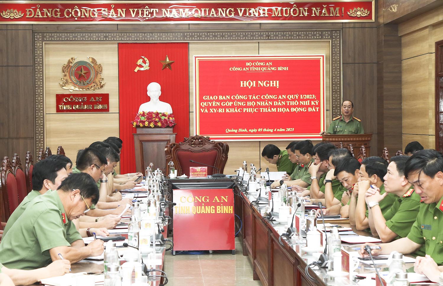 Đại tá Nguyễn Hữu Hợp, Ủy viên Ban Thường vụ Tỉnh ủy, Giám đốc Công an tỉnh phát biểu chỉ đạo tại hội nghị
