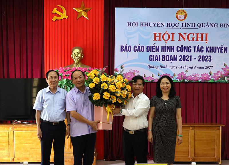 Đồng chí Trưởng ban Tuyên giáo Tỉnh ủy Cao Văn Định tặng hoa chúc mừng Hội KH tỉnh.