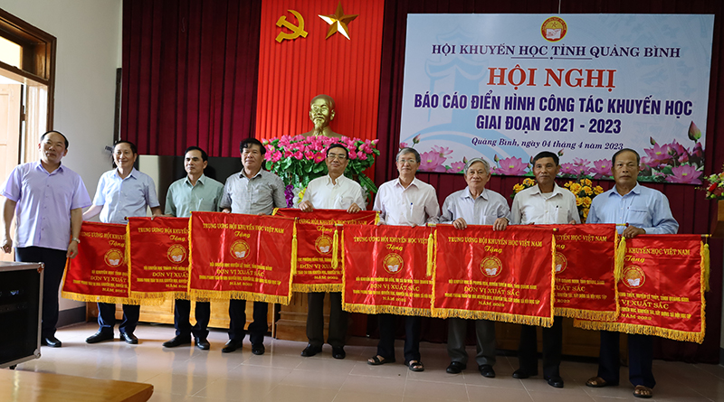Lãnh đạo Hội KH tỉnh trao cờ thi đua của Trung ương KH Việt Nam cho các tập thể.