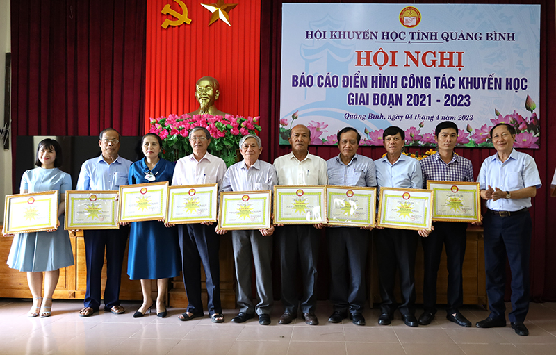 Đại diện lãnh đạo Hội KH tỉnh trao bằng khen Trung ương KH Việt Nam cho các cá nhân.