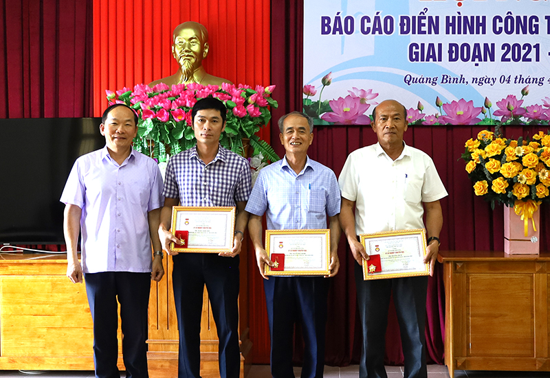 Lãnh đạo Hội KH tỉnh trao Kỷ niệm chương cho các cá nhân.