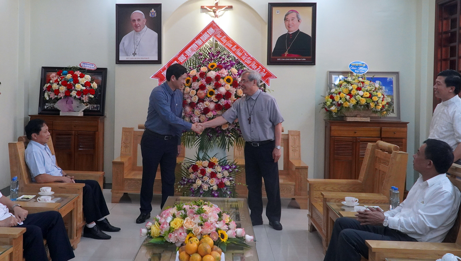 Đồng chí Phó Chủ tịch UBND tỉnh Hồ An Phong tặng hoa cho Giám mục Nguyễn Anh Tuấn