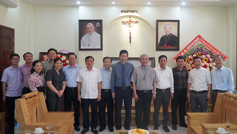 Đồng chí Phó Chủ tịch UBND tỉnh Hồ An Phong, Giám mục Nguyên Anh Tuấn chụp ảnh lưu niệm cùng các đại biểu
