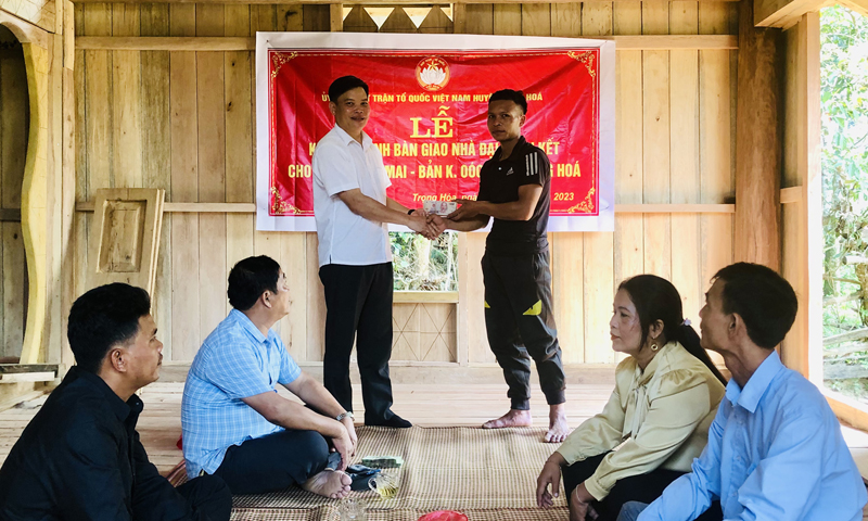 Lãnh đạo UBMTTQ Việt Nam huyện Minh Hóa trao 50 triệu làm nhà Đại đoàn kết cho gia đình anh Hồ Mai ở bản K Óc.