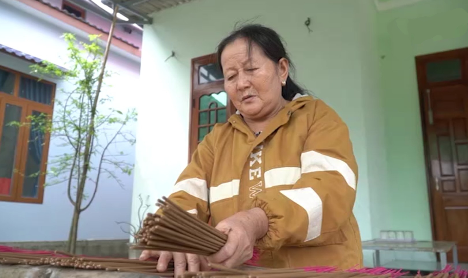 Bà Trần Thị Nghị, thôn Thanh Liêm, xã Ngư Thủy sử dụng hiệu quả vốn vay và dần thoát nghèo.