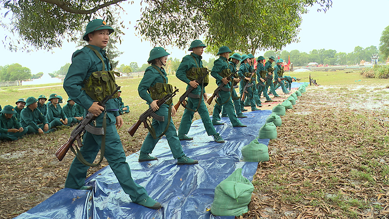 Các đơn vị dân quân tự vệ tham gia huấn luyện tại thao trường phường Quảng Long (TX. Ba Đồn).