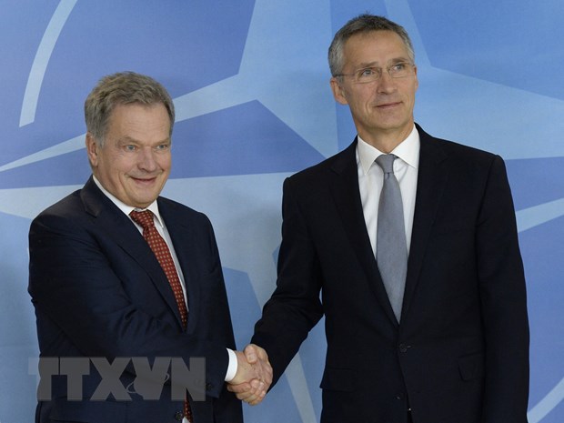 Tổng Thư ký Tổ chức Hiệp ước Bắc Đại Tây Dương (NATO) Jens Stoltenberg (phải) trong cuộc gặp Tổng thống Phần Lan Sauli Niinisto tại Brussels, Bỉ. (Ảnh: AFP/TTXVN)