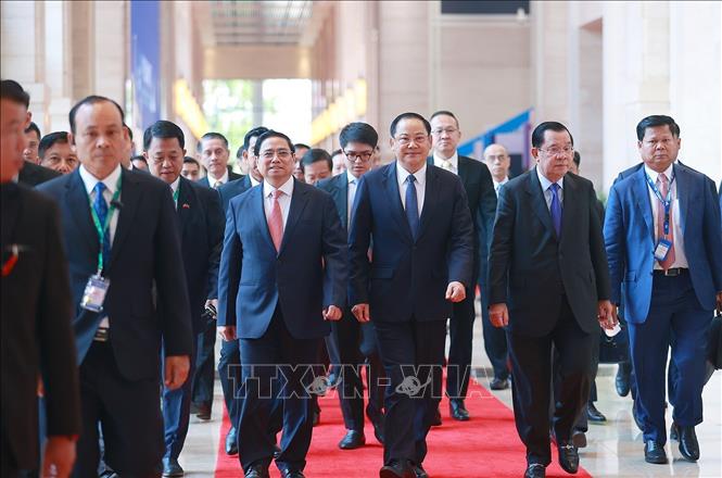 Thủ tướng Phạm Minh Chính, Thủ tướng Lào Sonexay Siphandone và Thủ tướng Campuchia Hun Sen nhất trí đẩy mạnh hợp tác kết nối ba nền kinh tế, hỗ trợ nhau xây dựng nền kinh tế độc lập tự chủ, hội nhập quốc tế sâu rộng. Ảnh: Dương Giang/TTXVN