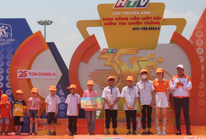 TRao học bổng cho các em học sinh nghèo hiếu học ở Trường Xuân (Quảng Ninh).